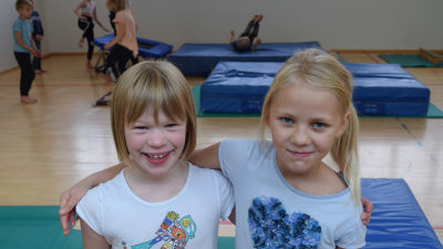Elsa Vuorela och Amanda Blomqvist i gymnastiksalen i Seminarieskolan i Ekenäs.