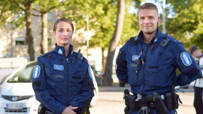 Bild på poliserna Johanna LIndroos och Rikard Lindroos i uniformer.