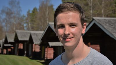 Ung man tittar i kameran