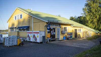 En bybutik i ett gult hus.