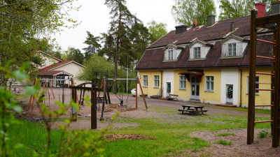 en skolgård med många olika lekställningar.