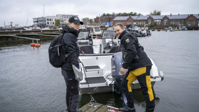 förtöjer båt