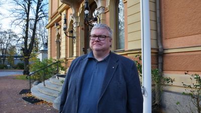 Prorektor vid Åbo Akademi, Stefan Willför står framför Humanisticum.