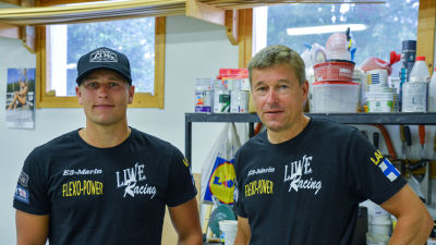 Alexander Lindholm och hans pappa Jan-Erik Lindholm står i ett garage.