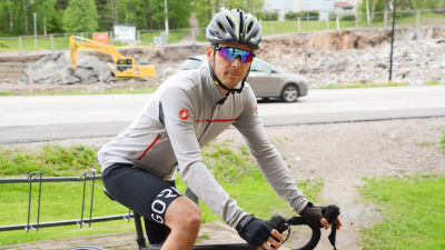 Mikko Tuomola i cykelutstyrsel på sin cykel.