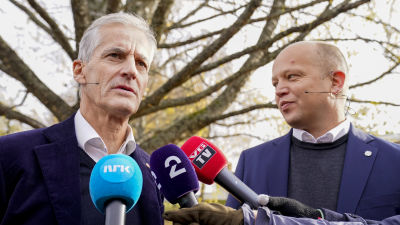 Jonas Gahr Störe och Trygve Slagsvold Vedum talar till mikrofoner.
