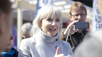 Laura Huhtasaari tapaa ihmisiä Eurooppa-päivässä Narinkkatorilla