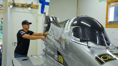 Alexander Lindholm sätter fast en del i sin gråa formel 4 racerbåt.