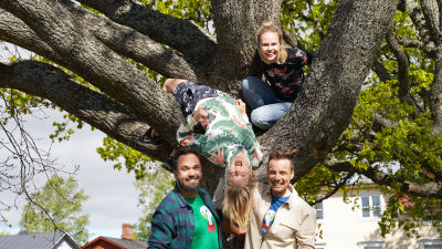 BUU-klubbens programledare står framför ett träd.