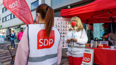 SDP:n kuntavaalitapahtuma kävelykadulla.