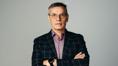 Silmälasipäinen mies, Ylen teknologiajohtaja Janne Yli-Äyhö