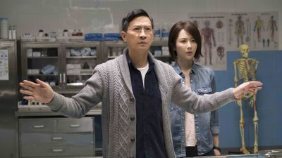 Rättsläkaren Chan (Nick Cheung) och hans assistent Lynn (Zi Yang)