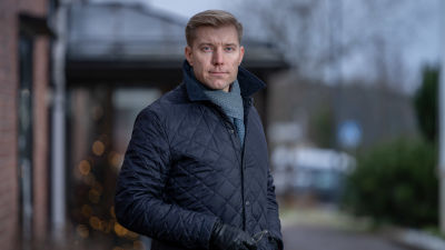 Ung man i mörkblå höstjacka.