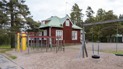 Gungar i förgrunden till Västankvarns skola i Ingå.