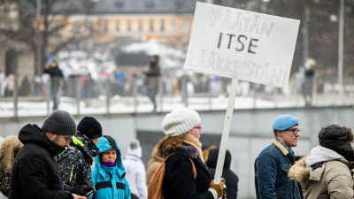 En demonstration av pandemiförnekare i Helsingfors. Våren 2021.