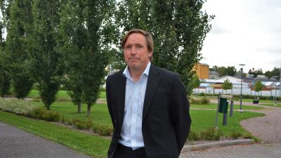 Kommunfullmäktigeledamot Daniel Wilson framför träd.