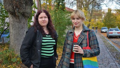 Anna Haglund och Elvira Ekqvist, i bakgrunden flera träd och ett trähus.