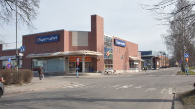 Två dagligvarubutiker bredvid varandra i Karis centrum.