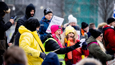En demonstration av pandemiförnekare Vapauden puolesta i Helsingfors, våren 2021.