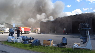 Räddningverket släcker en brand i varuhuset Hurrikaani som avger stora mängder rök.