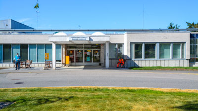 En huvudingång till ett sjukhus.