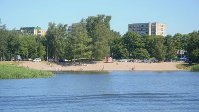 En badstrand på långt håll en sommardag.