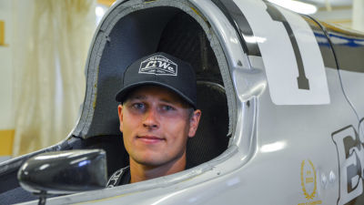 Alexander Lindholm sitter i cockpiten i sin gråa formel 4 racerbåt.