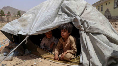 Familjer som flytt från ställen där det pågår strider mellan regeringsstyrkor och talibaner bor i temporära härbärgen i Kandahar. 4.8.2021