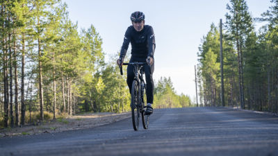 Hans Löflund cyklar ned för en backe.
