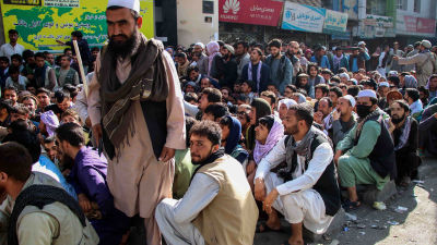 Hundratals afghaner köar till en bank i hopp om att få ut pengar.