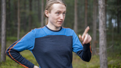 man som pekar