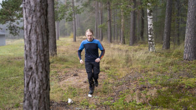 man löper i skog
