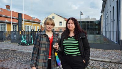 Anna Haglund och Elvira Ekqvist, i bakgrunden Arken vid Åbo Akademi.