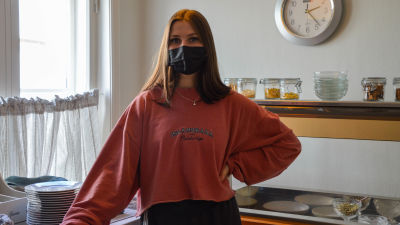 Alina Henriksson har på sig ett ansiktskydd och poserar för kameran