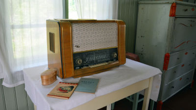 Bild av en gammal radio.