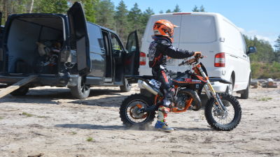 En ung motocrossförare.