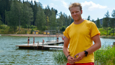 Rasmus Kettunen tittar in i kameran på stranden