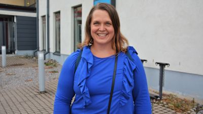 Bild av Marjaana Hoikkala, kommunfullmäktigeledamot, står framför Villa Lande.