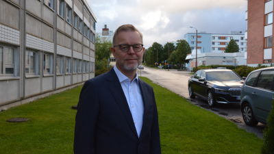 Man i kostym på gräsmatta.