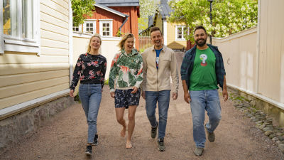 BUU-klubbens programledare promenerar i en gränd.