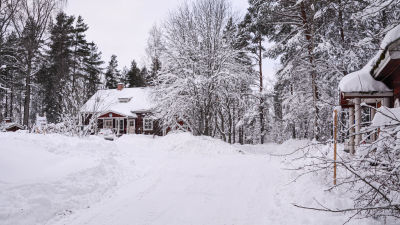 En snötäckt gård.