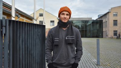 Max Silo framför Arken vid Åbo Akademi.