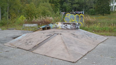 En del att skejta på i Pojo skejtpark.