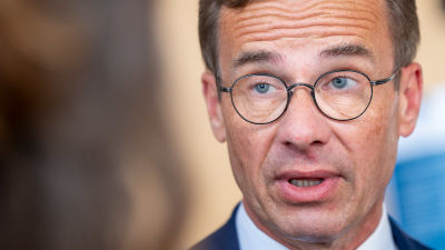 Ulf Kristersson talar och tittar åt sidan.