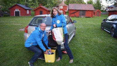 två personer plockar undan valvaka