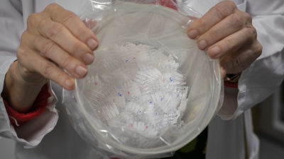 Hink med pipetter som klassas som sjukhusavfall.