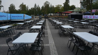 Bord och stolar på ett festivalområde.