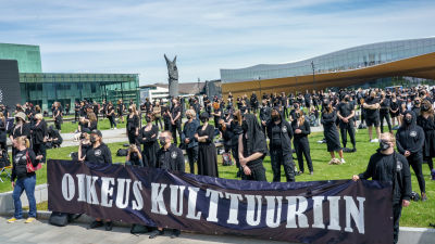 Kulttuurialan mielenilmaus Eduskuntatalon ja Oodin välissä.