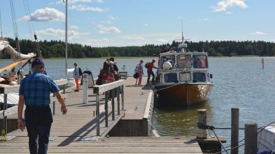 Färjan tar upp människor på Svartholm