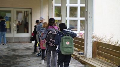 skolbarn som går i led hem från skolan